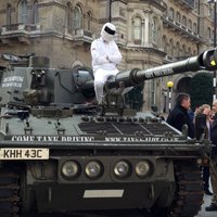 Turīgiem tūristiem piedāvā apskatīt Londonu, braucot īstā tankā