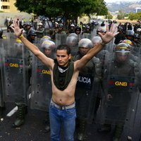 Venecuēlā notikušas opozīcijas atbalstītāju un policijas sadursmes; abas puses aicina pulcēties atbalstītājus