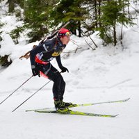 Latvijas biatlonistus PČ sprintā iegāž šaušana; triumfē Svendsens