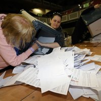 Īrijas parlamenta vēlēšanās lielākās partijas ieguvušas vienādu balsu skaitu, liecina aptauja
