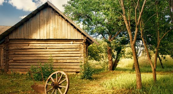 Lietuvieši pamestas mājas pārveido par ceļotāju naktsmītnēm, kur atpūsties par ziedojumiem