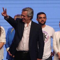 Argentīnas prezidenta vēlēšanās uzvarējis peronists Fernandess