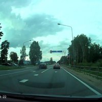Video: BMW agresīvi apdzen un aiztraucas pie sarkanās gaismas