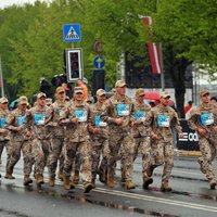 Foto: Armijas solī, ratiņos, uz pleciem - 'Lattelecom' Rīgas maratons bildēs