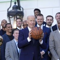 Porziņģis un "Celtics" svinīgā ceremonijā Baltajā namā tiekas ar Baidenu