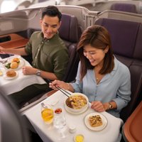 'Singapore Airlines' piedāvā ieturēt maltīti lidmašīnā ierīkotā restorānā