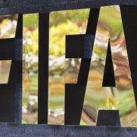 FIFA aptur trīs personu darbu; FA pārstāve atkāpjas pēc Blatera ievēlēšanas