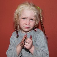 Цыганскую семью белокурой девочки обвинили в похищении