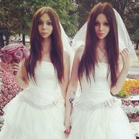 Krievijā uz kāzām vīrs un sieva ierodas kleitās