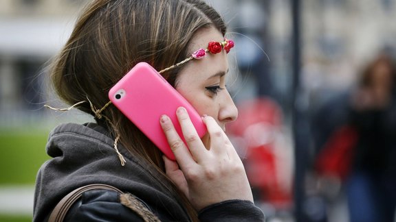 sieviete telefons rozā mati talrunis mobilais