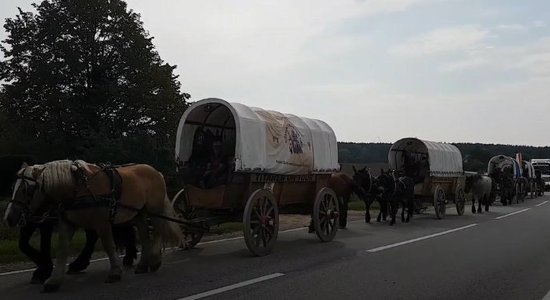 Video: Ceļotāji senos zirgu pajūgos sasniedz Valku