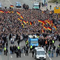 Foto: Kemnicā labējo demonstrācijā un kreiso kontrprotestos pulcējas 8000 cilvēku