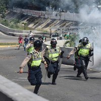 Беспорядки в Венесуэле: погиб полицейский, пострадали более сотни протестующих