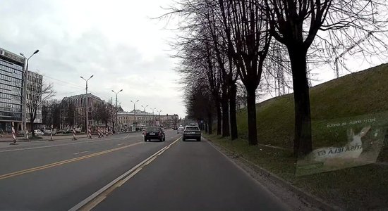 ВИДЕО: Водитель проигнорировал знаки и чуть не вызвал аварию на улице 13 Января