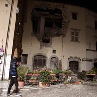 Itālijas vidieni satricina trīs zemestrīces; desmitiem ievainoto