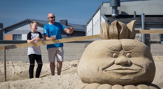 Foto: Smilšu skulptūru festivāls Jelgavā pulcē tūkstošiem interesentu