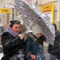 Sestdien debesis aizklās mākoņi un pūtīs brāzmains vējš 