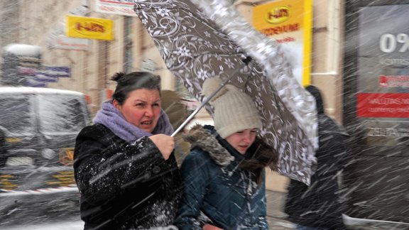 Sestdien debesis aizklās mākoņi un pūtīs brāzmains vējš 