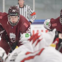 Latvijas U-18 izlases hokejisti izrāda cienījamu pretestību spēcīgajai Kanādai