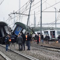 Foto: Vilciena avārijā Milānā dzīvību zaudē vismaz trīs cilvēki