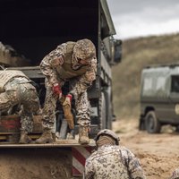 Foto: Militārajās mācībās atrod lielu daudzumu sprādzienbīstamu priekšmetu