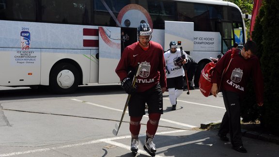 Hokejs: Latvijas hokejisti autobusā brauc pilnā ekipējumā - 11