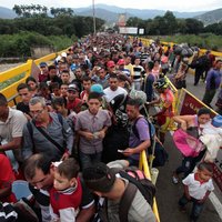 Tūkstošiem venecuēliešu plūst uz Kolumbiju; Bogota pastiprina robežkontroli