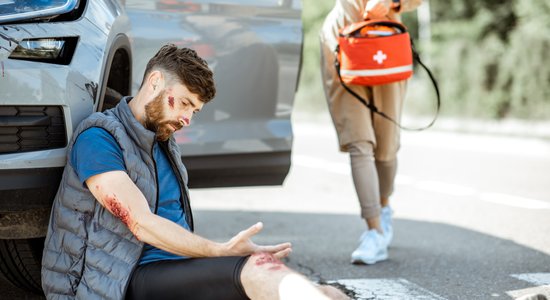 Kāpēc autovadītāji psiholoģiski un tehniski nav gatavi sniegt pirmo palīdzību