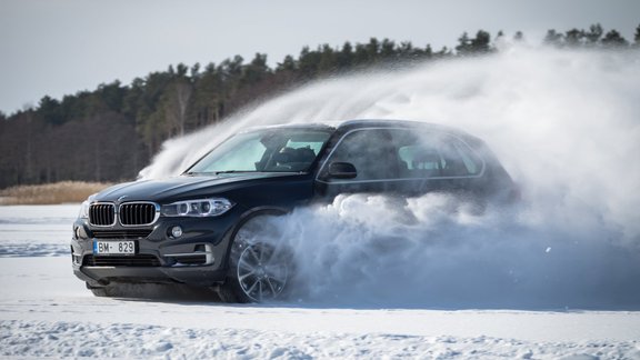 Šlēgelmilhs ar 'BMW X5' pa ledu brauc kā bobslejā