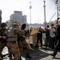 ФОТО. Активисты на Майдане разбирают брусчатку для баррикад