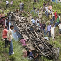 Indijā avarējot autobusam ar operas trupu, 30 bojāgājušie