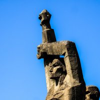 Foto: Salaspils memoriālā skulptūrai uz pleca parādījusies ligzda