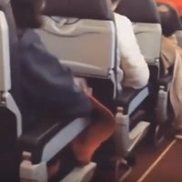 Video: Tehniskas ķibeles dēļ lidmašīna gaisā kratās kā veļas mazgājamā mašīna