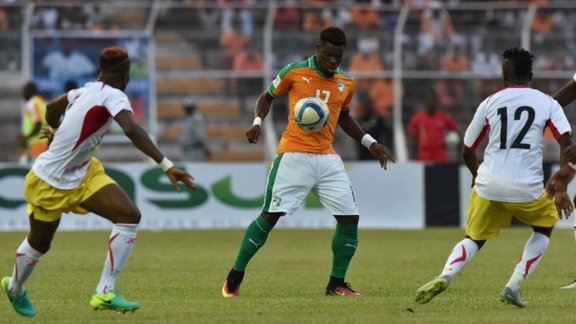 Ivory Coast Serge Aurier with Mali Moussa Doumbia (R) 