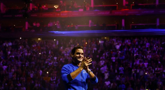 Video: ar emocionālu maču un asarām acīs no tenisa skatuves nokāpj leģendārais Federers