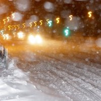 Из-за снегопада затруднено движение по дорогам Латвии
