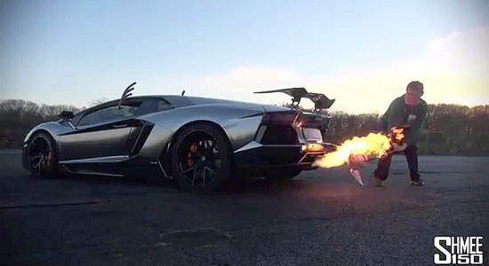 Video: Kā 'Lamborghini' izpūtēja liesmās izcept svētku tītaru