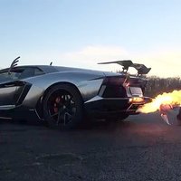 Video: Kā 'Lamborghini' izpūtēja liesmās izcept svētku tītaru