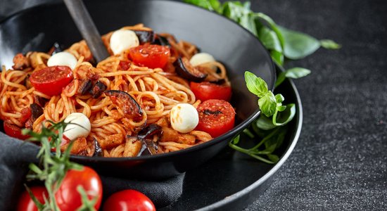 Pasta ar ceptiem baklažāniem un tomātu-bazilika mērci