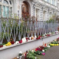 ФОТО: Латвийцы приносят цветы и свечи к зданию посольства Франции