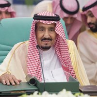 Saūda Arābijas karalis piekrīt kāpināt naftas ieguvi, pauž Tramps