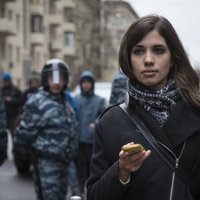Активистка Pussy Riot Толоконникова представила "Руководство по революции"