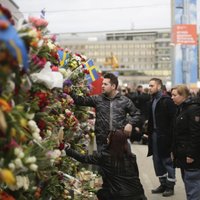 Foto: Zviedrijā gulst ziedi un sveces Stokholmas terorakta bojā gājušo piemiņai