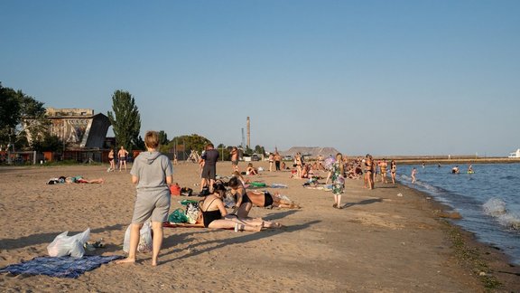 "Asaras acīs": kā Krievijas tūristi atpūšas okupētajā Mariupolē 