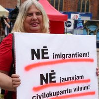 Foto: Saujiņa 'Antiglobālistu' piketē pret bēgļu uzņemšanu Latvijā