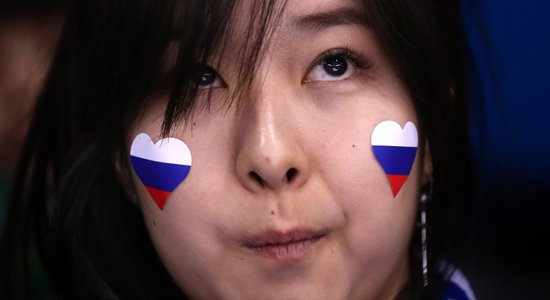 Korejiešu līdzjutēji daiļslidošanas sacensībās ienesuši Krievijas karogu