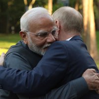 Zelenskis nodēvē Modi un Putina apskāvienu par milzīgu vilšanos