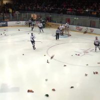 Video: Hokeja spēlē Liepājā līdzjutēji uz ledus uzmet 1527 rotaļu lācīšus