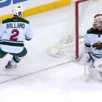 Video: 'Norāvies' hokejista metiens vārtsargu pārsteidz nesagatavotu