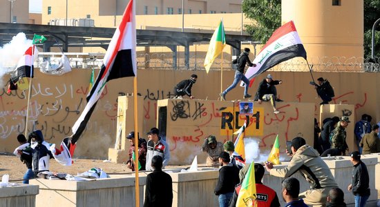 Протестующие покинули посольство США в Ираке